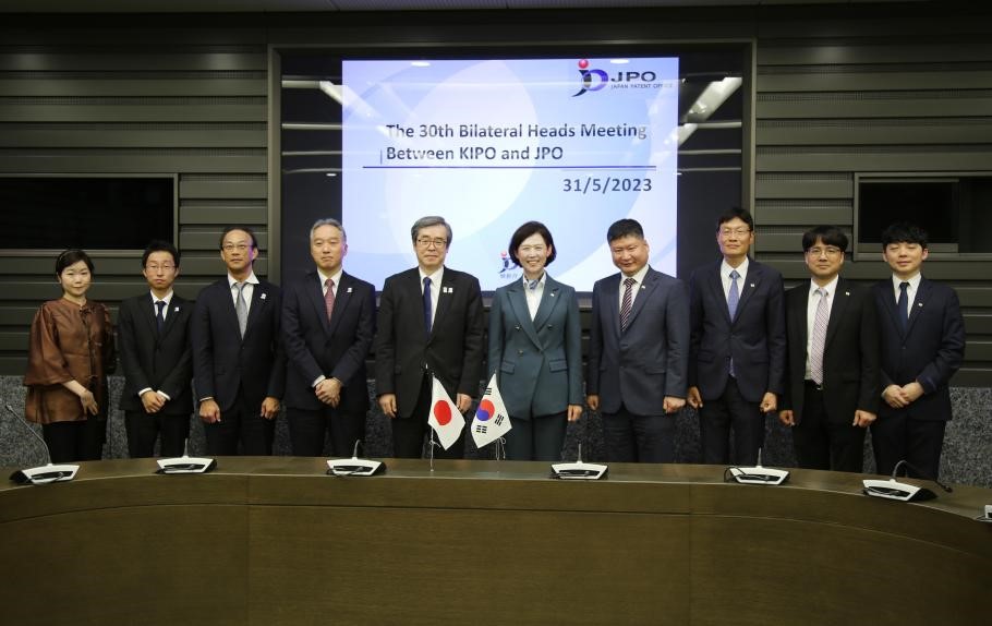 ) Commissioner Lee Insil of KIPO and Commissioner Hamano Koichi of JPO gathered together for a Heads Meeting for the first time in six years on May 31, 2023 in Tokyo and discussed current issues regarding IP and future cooperations.